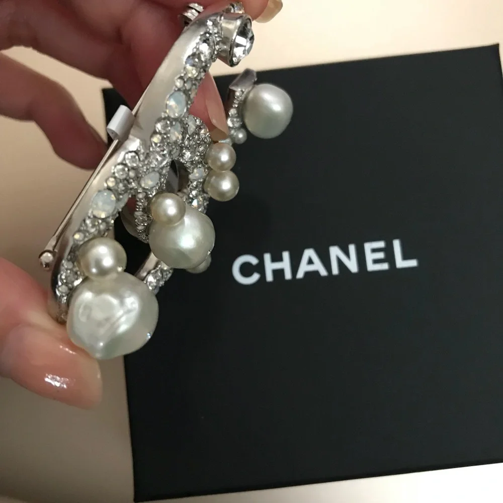XL Pearl Chanel broach pin